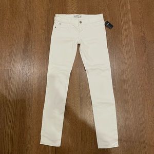 Abercrombie never worn (WITH TAGS) girls low rise white skinny jeans.